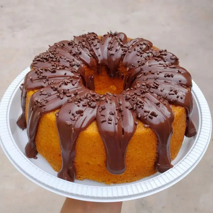 Bolo de cenoura com cobertura